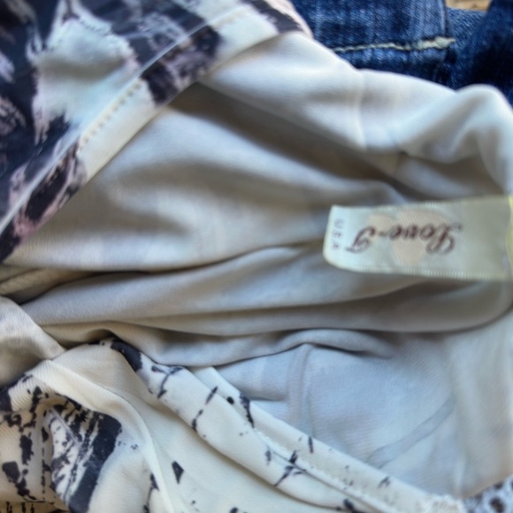 Love Abstract Floral Tunic in Black and White - Picture 3 of 4